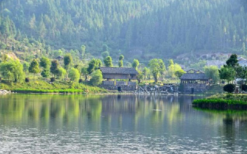 腾冲有一洞山温泉，以森林温泉为主的天然大氧吧，整体环境很干净